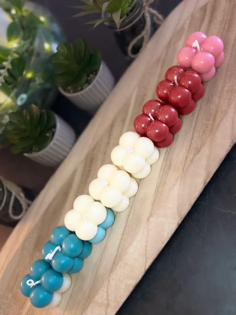 Mini Nube es una vela artesanal de diseño moderno formada por pequeñas esferas perfectamente alineada
