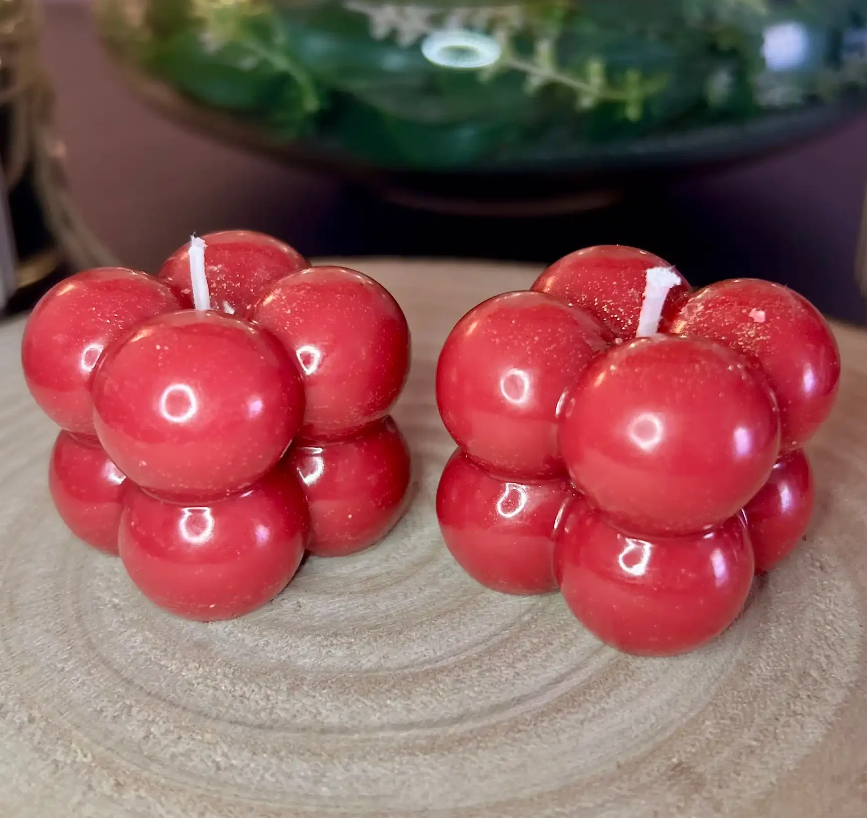 Mini Nube es una vela artesanal de diseño moderno formada por pequeñas esferas perfectamente alineada