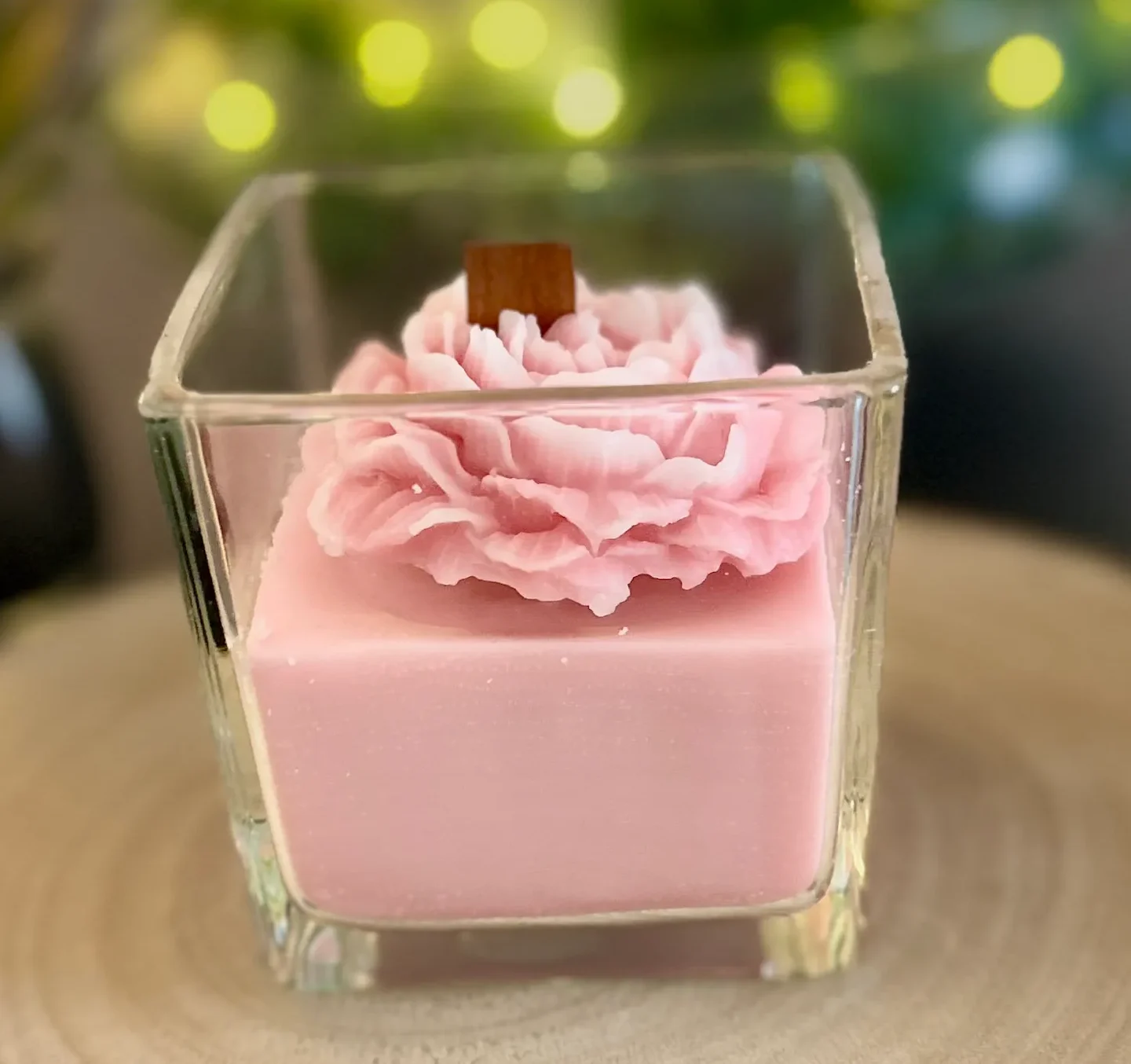 Vela artesanal  con rosa abierta y pabilo de madera que crepita