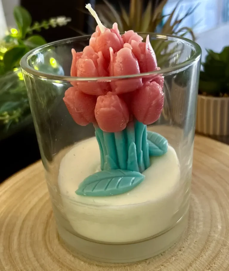 Vela artesanal hecha con cera de soja tulipán en relieve y hojas decorativas en vaso de vidrio