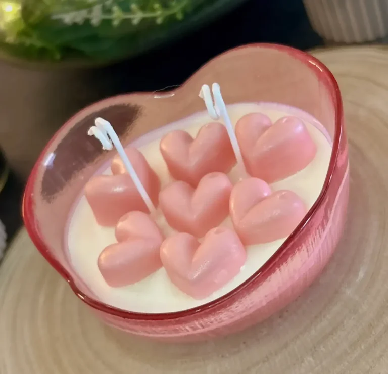 Vela artesanal con corazones perlados en cuenco geométrico