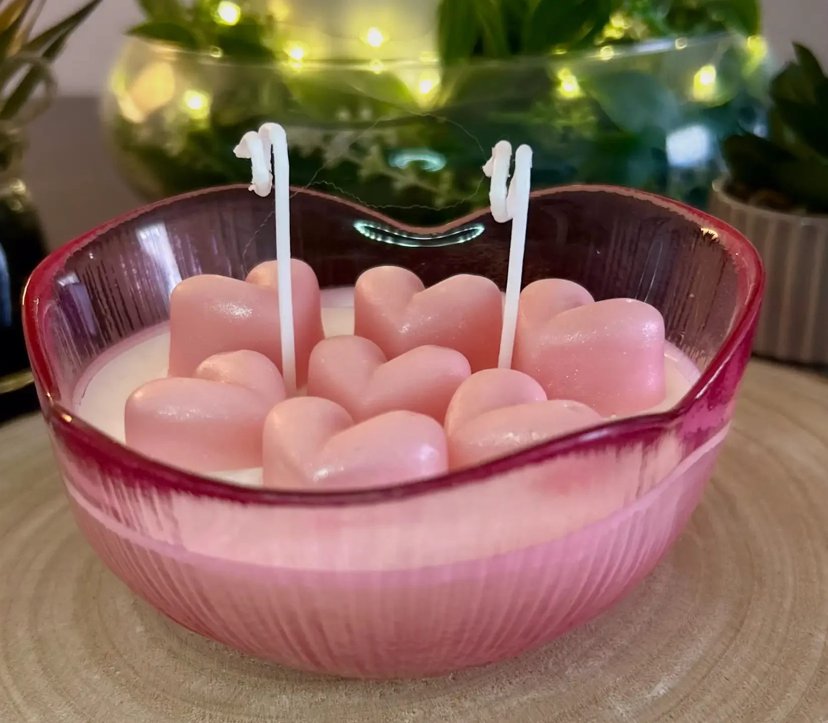 Vela artesanal con corazones perlados en cuenco geométrico